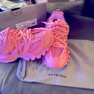 I’m selling my daughter balenciaga sneakers they were too big so they never worn